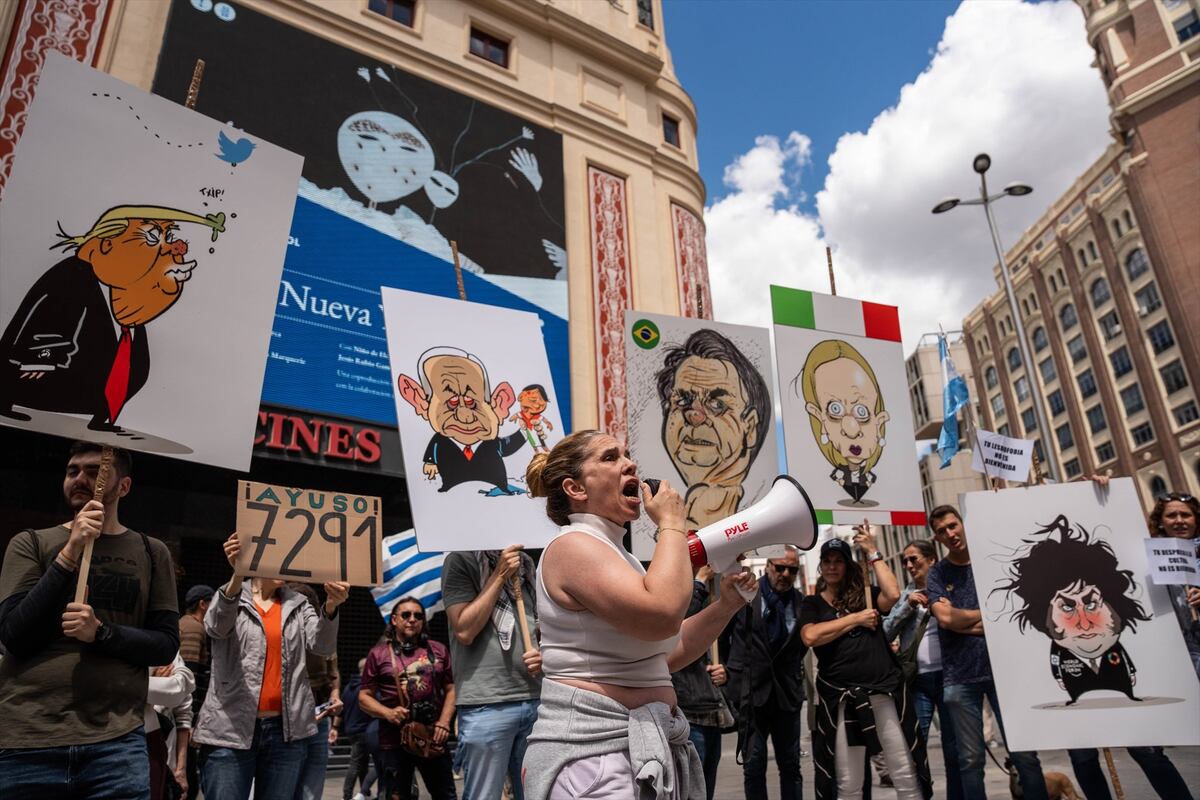Protesta contra Milei en la embajada Argentina en Madrid. Foto: Europa Press.