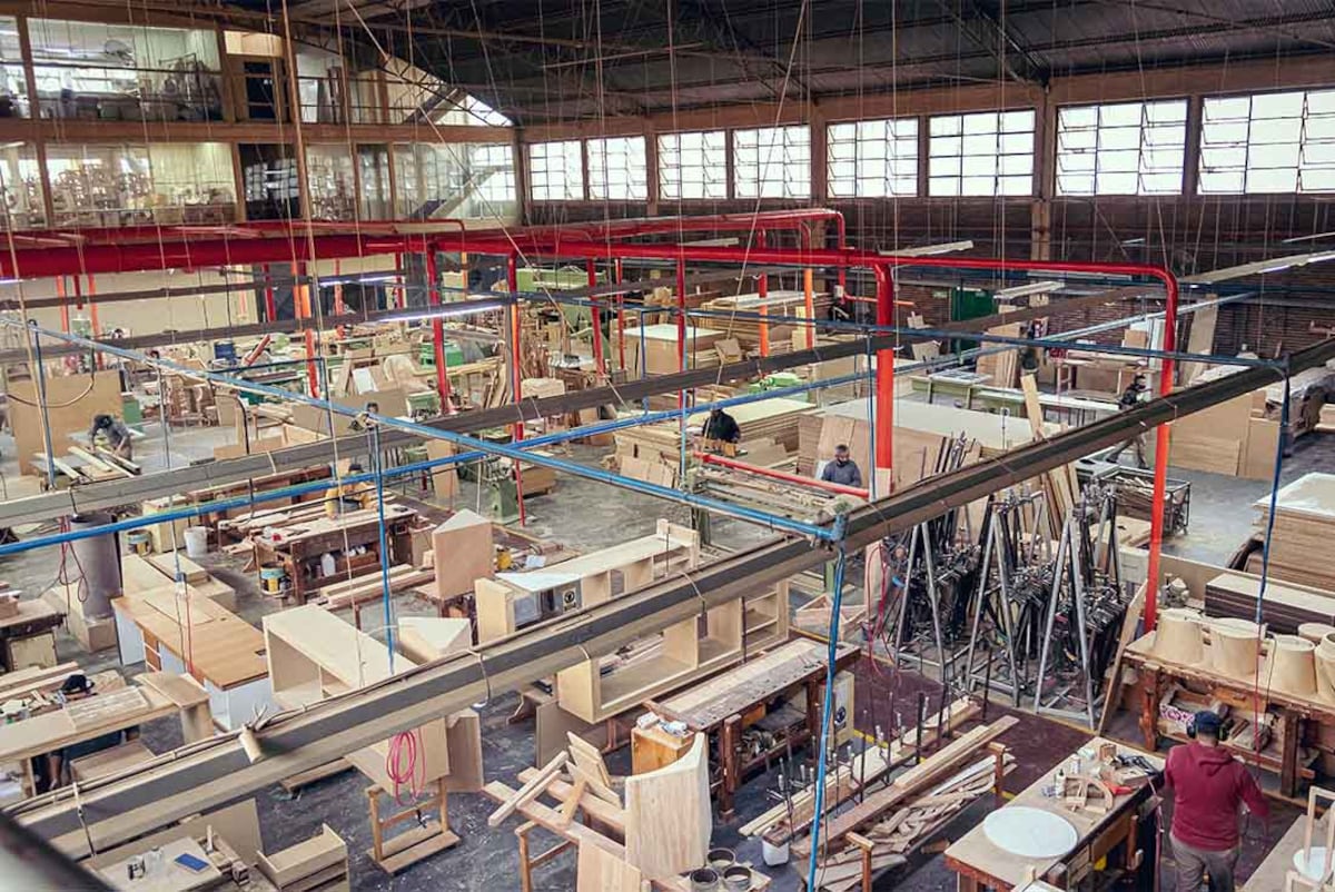 La planta de 9.000 metros cuadrados es la única en Sudamérica en la que ingresa la madera virgen y sale el mueble listo para usar.