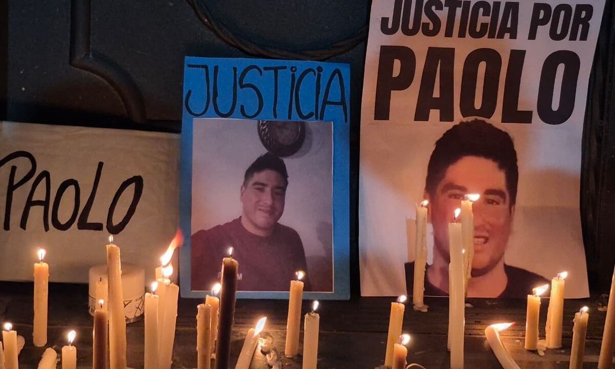 Una nutrida cantidad de personas participó de la marcha en reclamo de justicia por Paolo De la Fuente en Río Cuarto. (Foto de LV 16 de Río Cuarto)