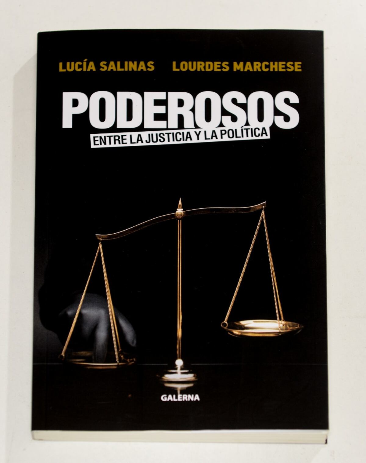 Luciana Salinas y Lourdes Marchese, autoras del libro "Poderosos" sobre Comodoro Py. (Editorial Galerna)
