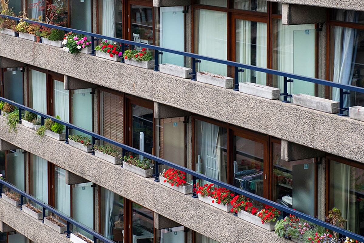 En el Barbican Estate hay más de 4.000 habitantes, 2.014 departamentos y un estacionamiento para 1.710 vehículos. Travesías digitales.