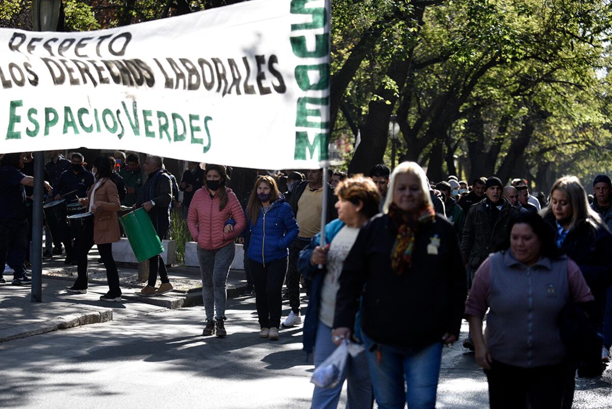Empleados municipales de Córdoba interrumpen el tránsito sobre calle Chacabuco. (Ramiro Pereyra / La Voz)