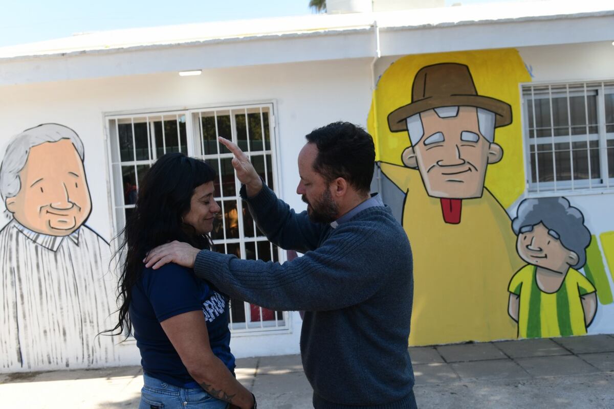 El padre Viola acompaña a los jóvenes. (Ramiro Pereyra /La Voz)