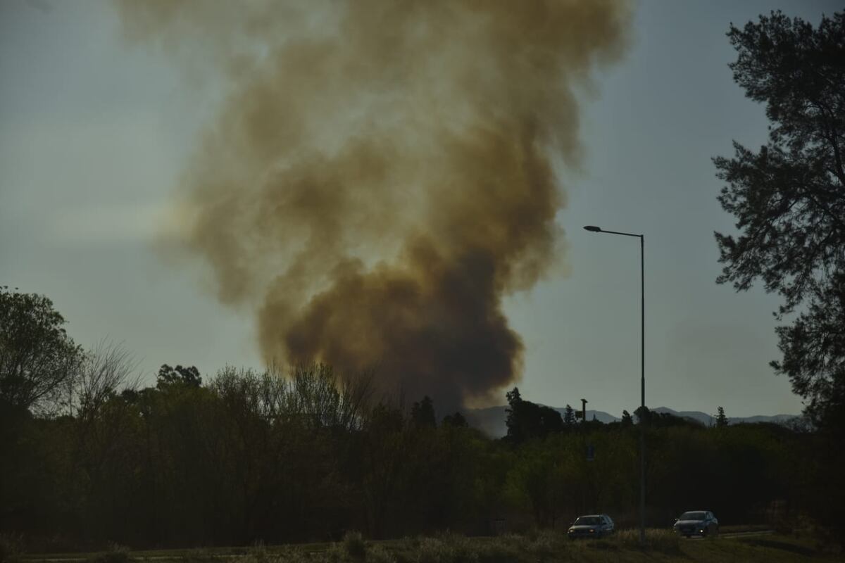 Incendio atrás del Tiro Federal. (Facundo Luque / La Voz)