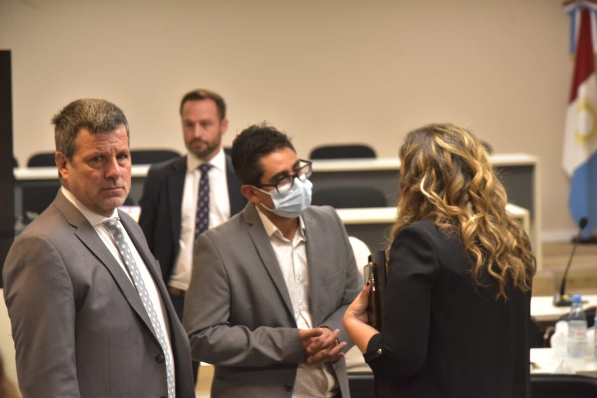 A juicio. Diego Cardozo, antes de comenzar el juicio, acompañado de su otro abogado, Maximiliano García. (Ramiro Pereyra/La Voz)