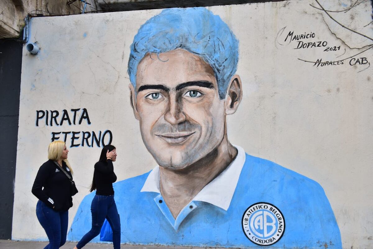 Los murales de la cancha de Belgrano y varios próceres del club en escena. (José Gabriel Hernández)