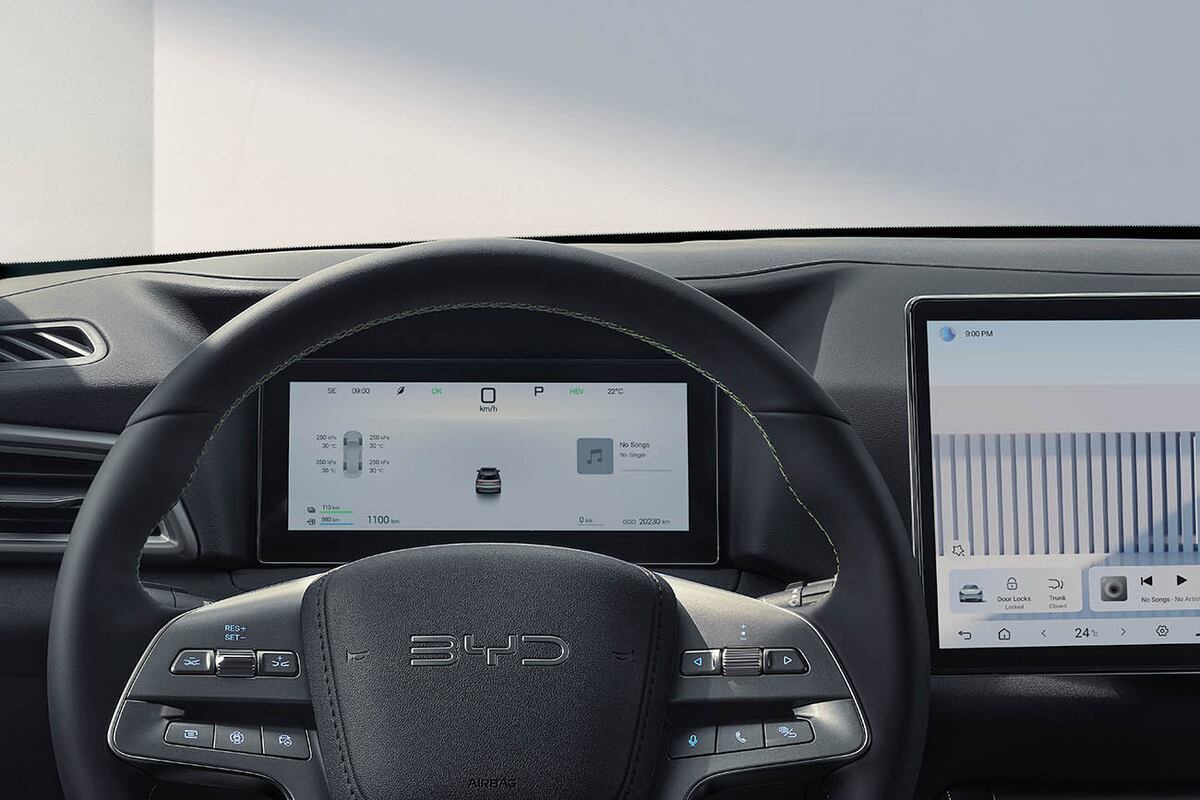 En conectividad, incorpora el software más reciente de BYD, control por voz mediante el asistente “Hi BYD”, integración con Asistente de Google y cargador inalámbrico de 50 Watts.