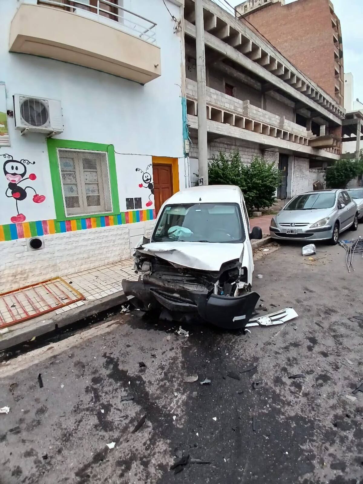 Córdoba: atropelló y chocó con el auto en el centro (Gentileza)