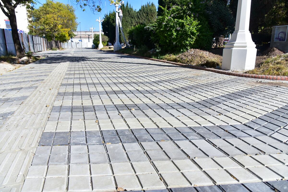 La plaza Cententario, en obra, para que se parezca a la original y sea declarada Monumento Histórico Nacional. (La Voz)