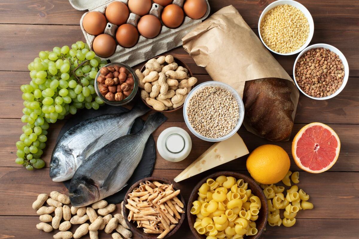 Frutas, verduras, frutos secos, cereales integrales y aceites vegetales son fuentes naturales de fitoesteroles, compuestos vegetales que ayudan a regular la insulina, reducir el colesterol LDL y proteger el corazón. (Freepik)
