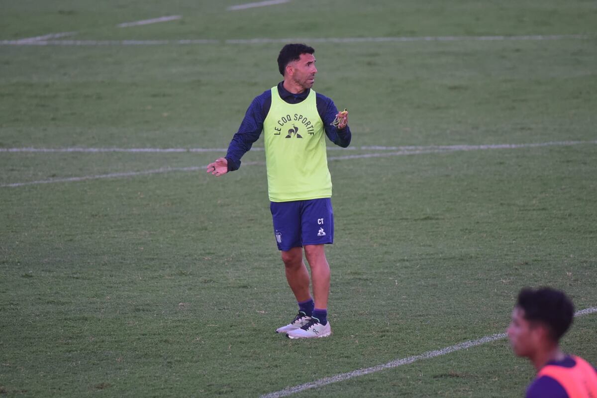 Talleres: el entrenamiento abierto reforzó el vínculo entre el plantel y su gente, en una tarde marcada por el viento y el aliento constante. (Javier Ferreyra / La Voz)