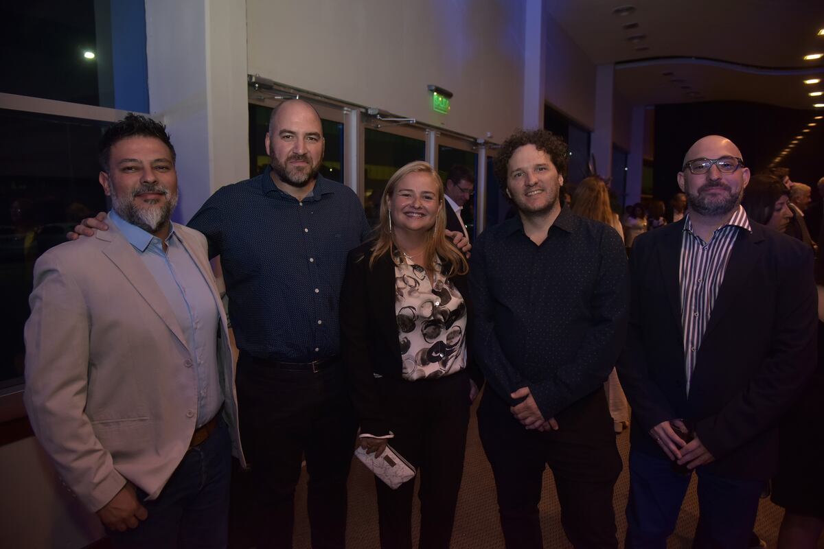 Cristian Bullokles, Santiago Porta, Cecilia Mariani, Waldemar Krumrick y David Sufotinsky, de le empresa de software Darwoft. (La Voz)