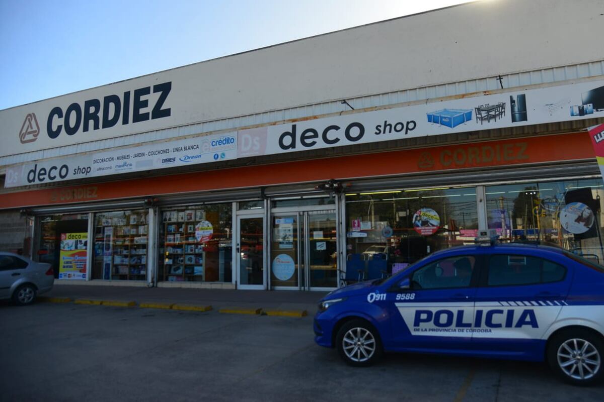 Intento de saqueos, en calle Donato Alvarez preocupación de los vecinos. (Nicolás Bravo / La Voz)