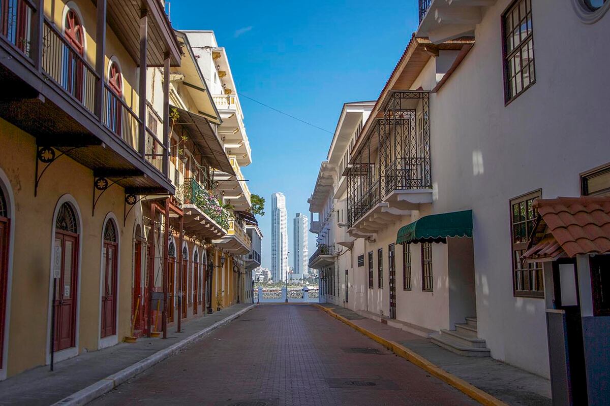 De las esquinas del Casco Viejo se asoma el Centro Financiero. (Gentileza: Mario Cherrutti)