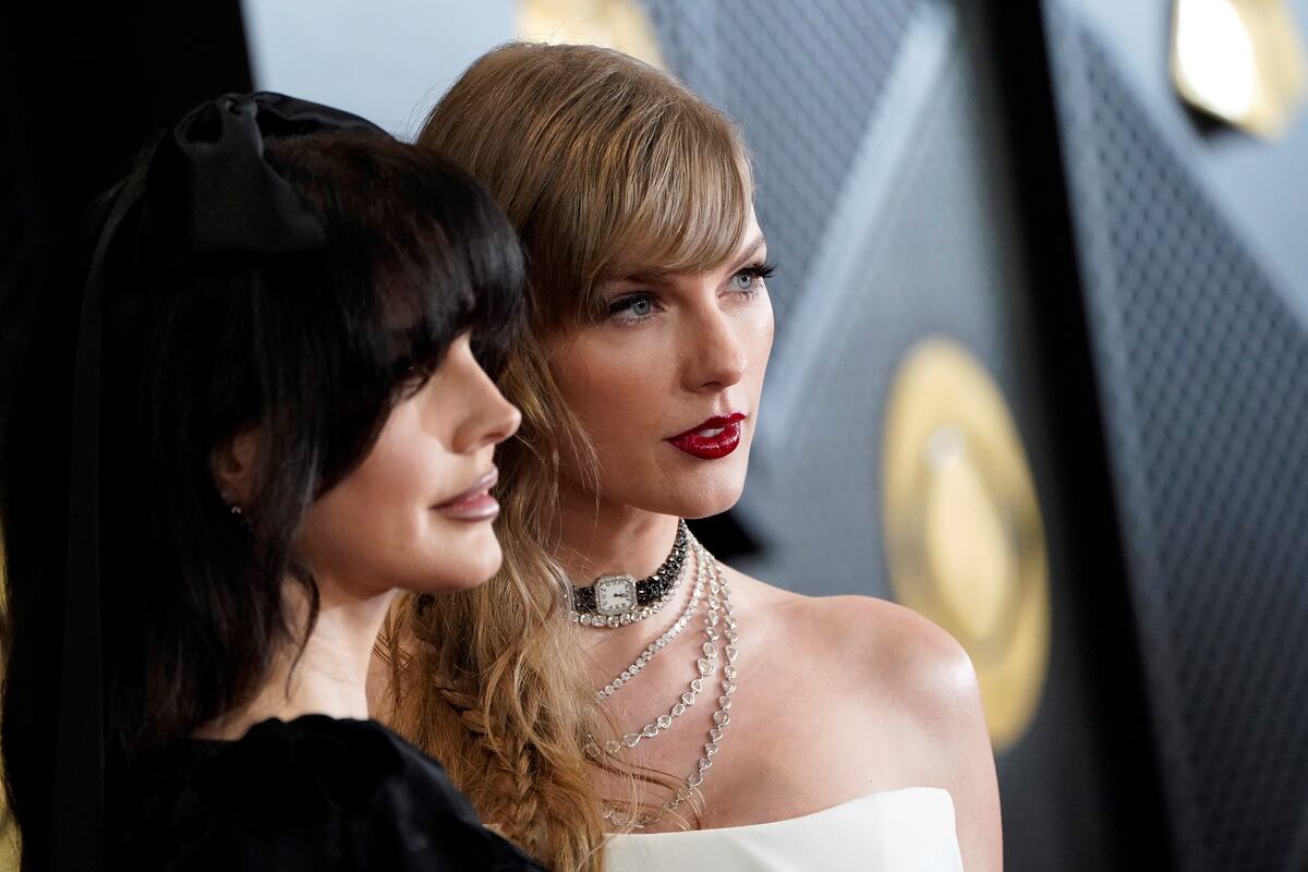 Taylor Swift junto a Lana del Rey, en la 66ª edición de los Grammy. En un momento, la diva consideró como "una leyenda" a su colaboradora eventual. (AP)