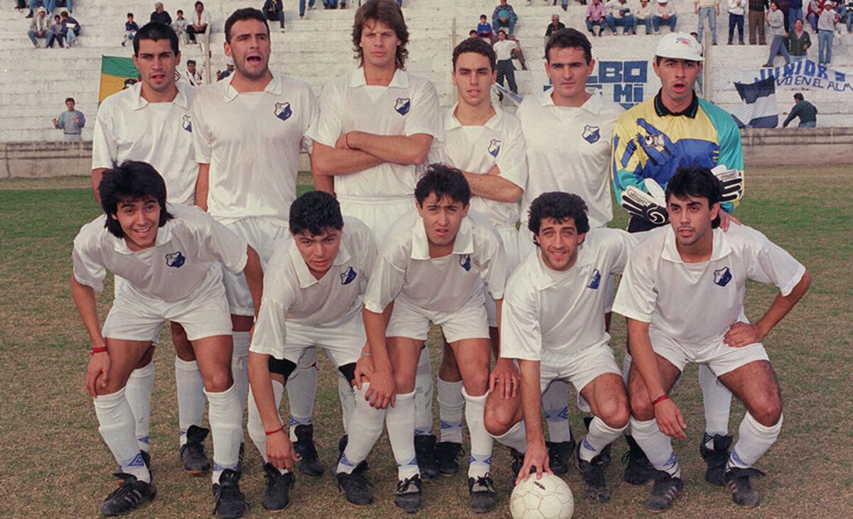 Becacecci parado al lado del arquero Cararo en junio de 1995 (Foto: Archivo / La Voz).