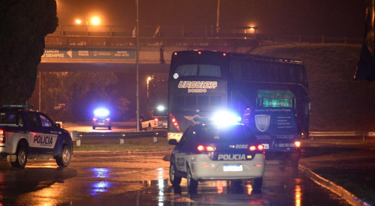 La Policía custodia la zona del aeropuerto. (Ramiro Pereyra / La Voz)