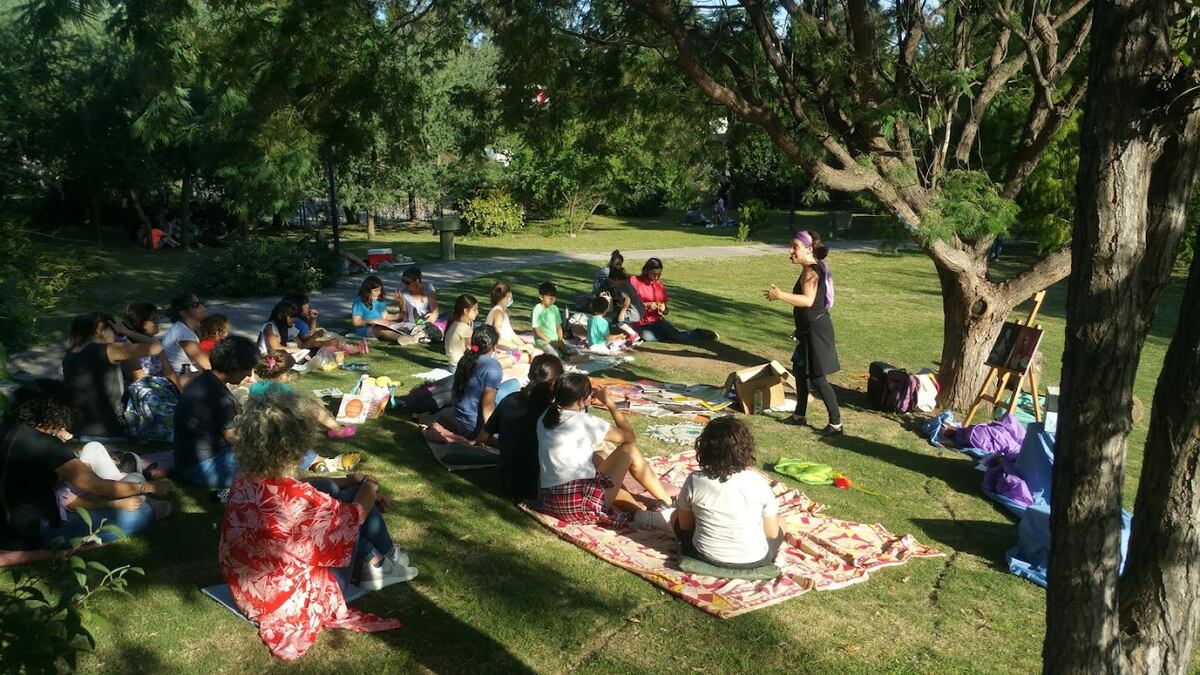 La narradora Soledad Rebelles en su salsa: contando cuentos en el Jardín Botánico de Córdoba (Foto: gentileza Soledad Rebelles)