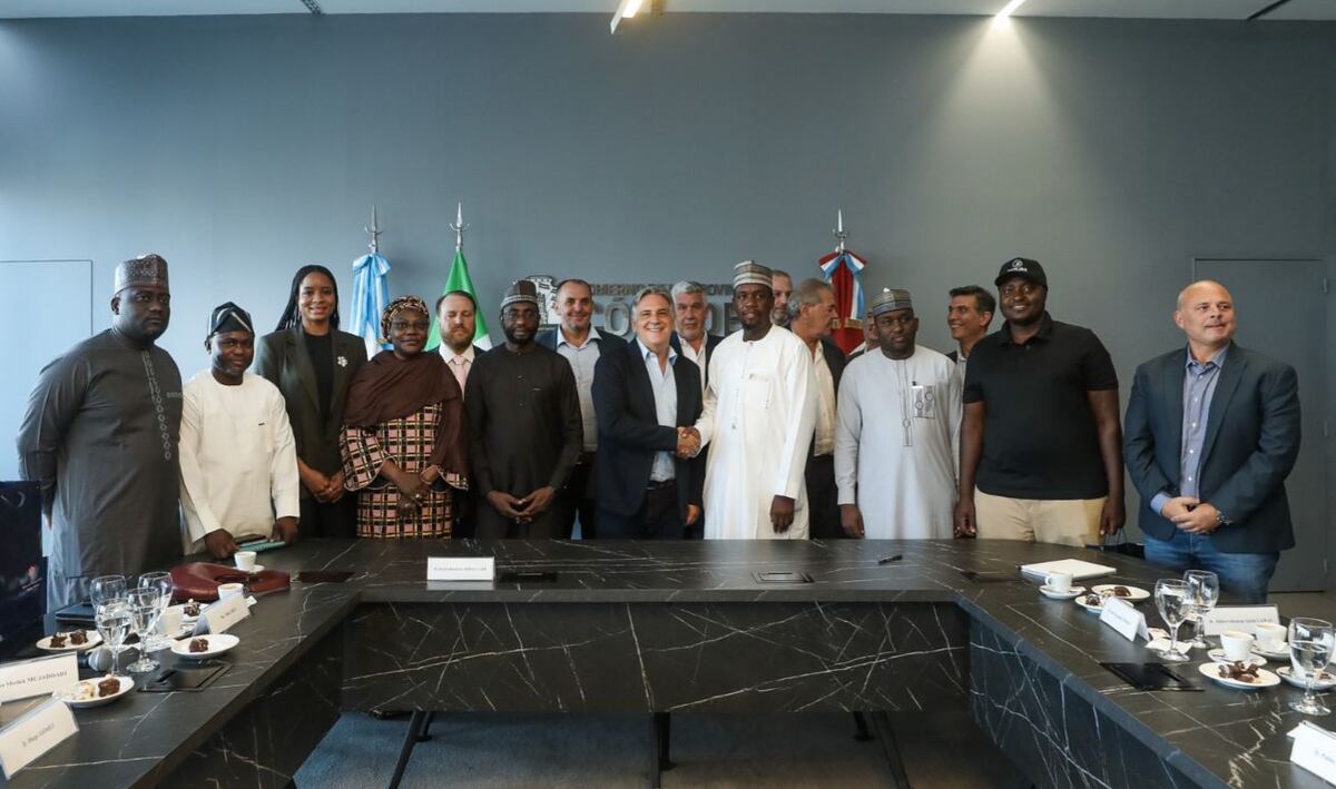 Llaryora con la delegación de Nigeria.