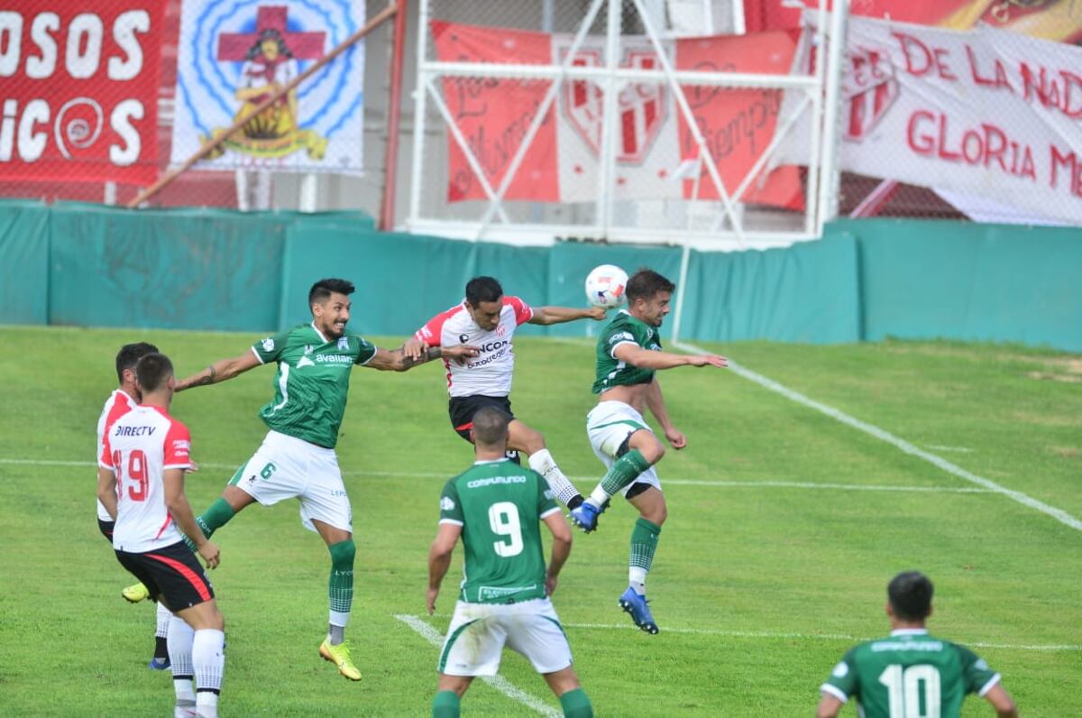 Dos cabezazos de Lucas Landa le permitieron a la Gloria rescatar un punto. Pero sigue abajo en la tabla. Y sin triunfos.