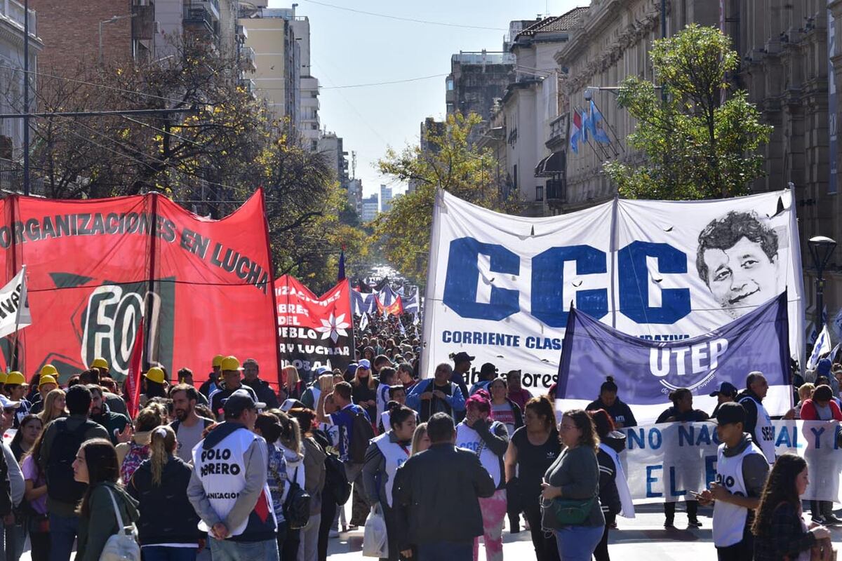 Marcha piquetera en Córdoba. Movimientos sociales marchan por la ciudad. (Ramiro Pereyra / La Voz)