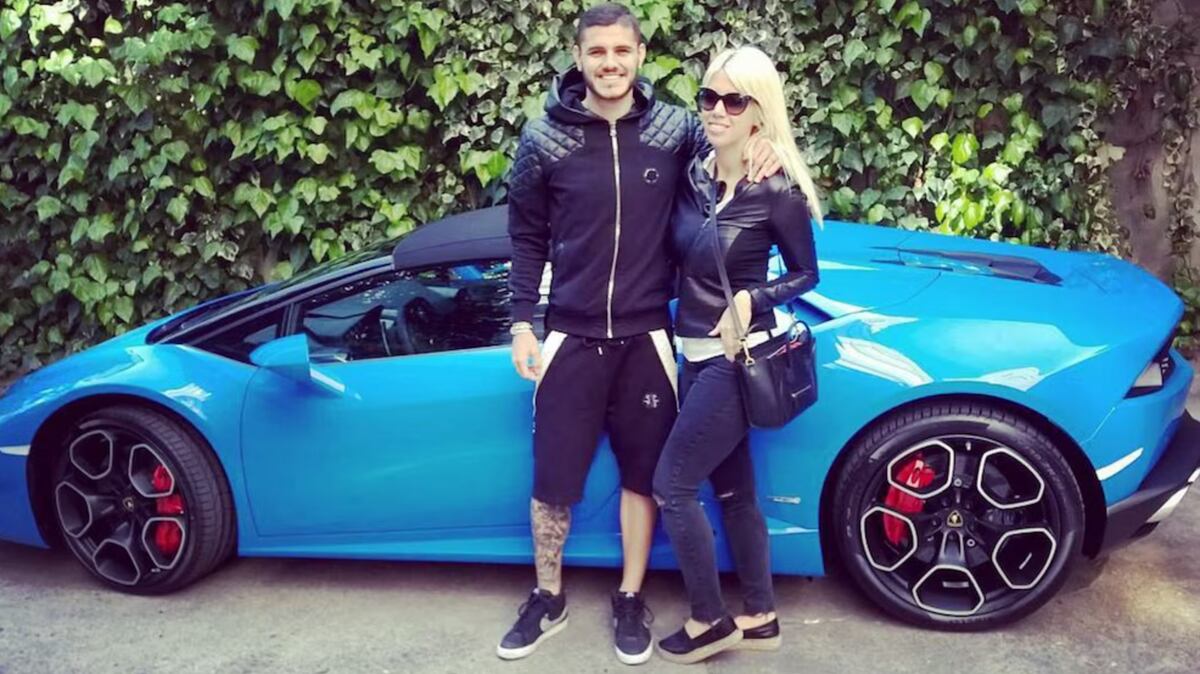 Wanda Nara y Mauro Icardi con la Lamborghini que compraron cuando estaban casados y que ahora la mediática ploteó de color rosa chicle. (Foto: Instagram)