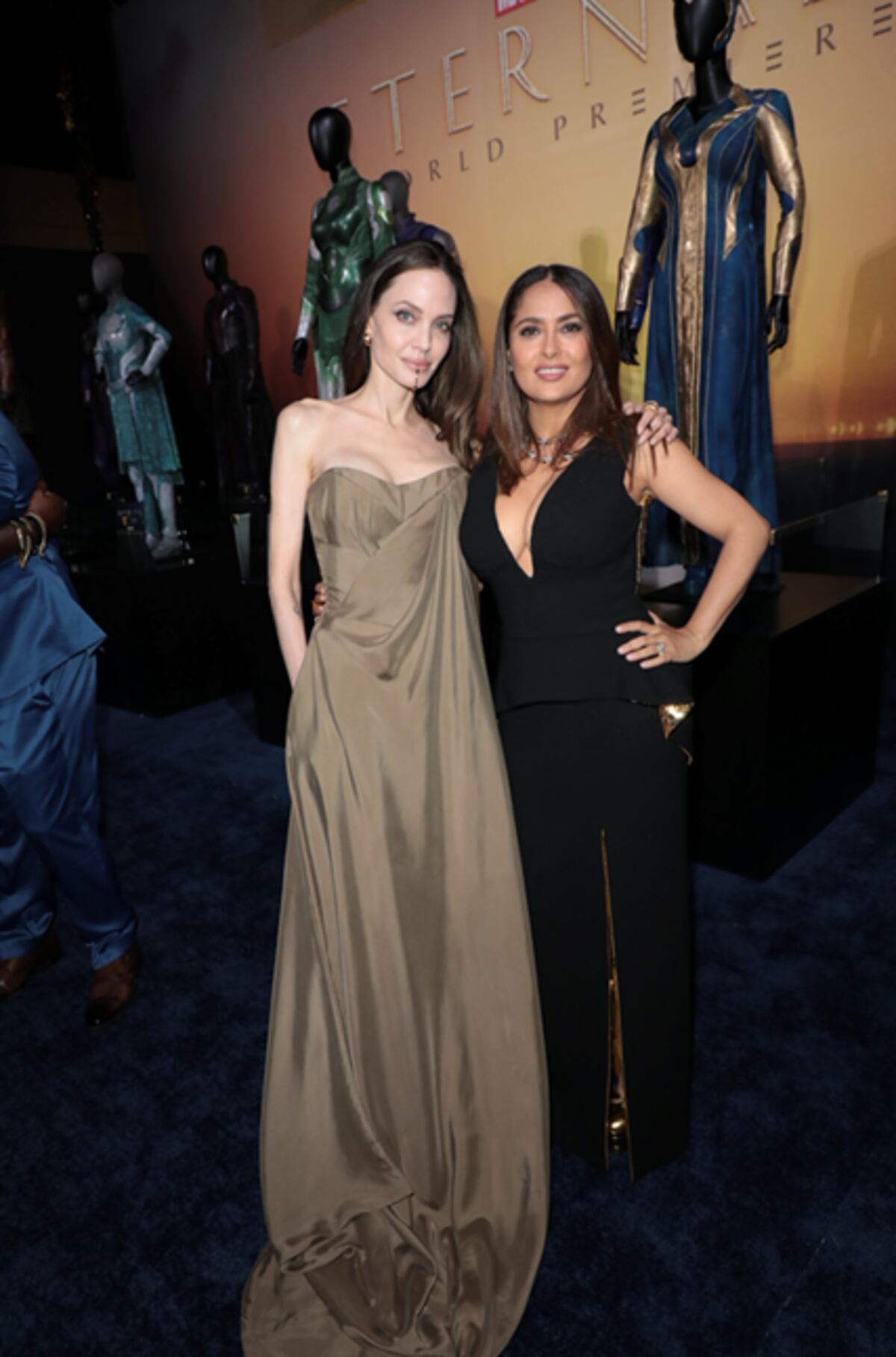 Salma Hayek y Angelina Jolie en la alfombra roja de "Eternals" (Foto: Marvel)