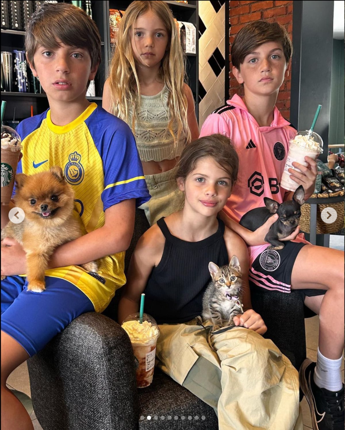 Los hijos de Wanda Nara junto a sus mascotas. (Foto: Instagram Wanda Nara)