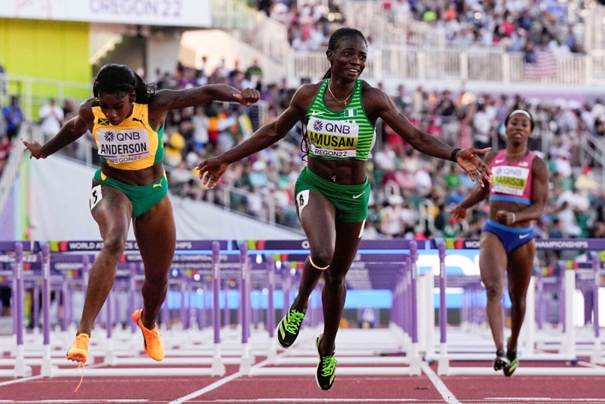 La nigeriana Tobi Amusan "voló" en los 100 metros con vallas. Su tiempo en las "semis" es el nuevo record mundial de la especialidad. (AP)