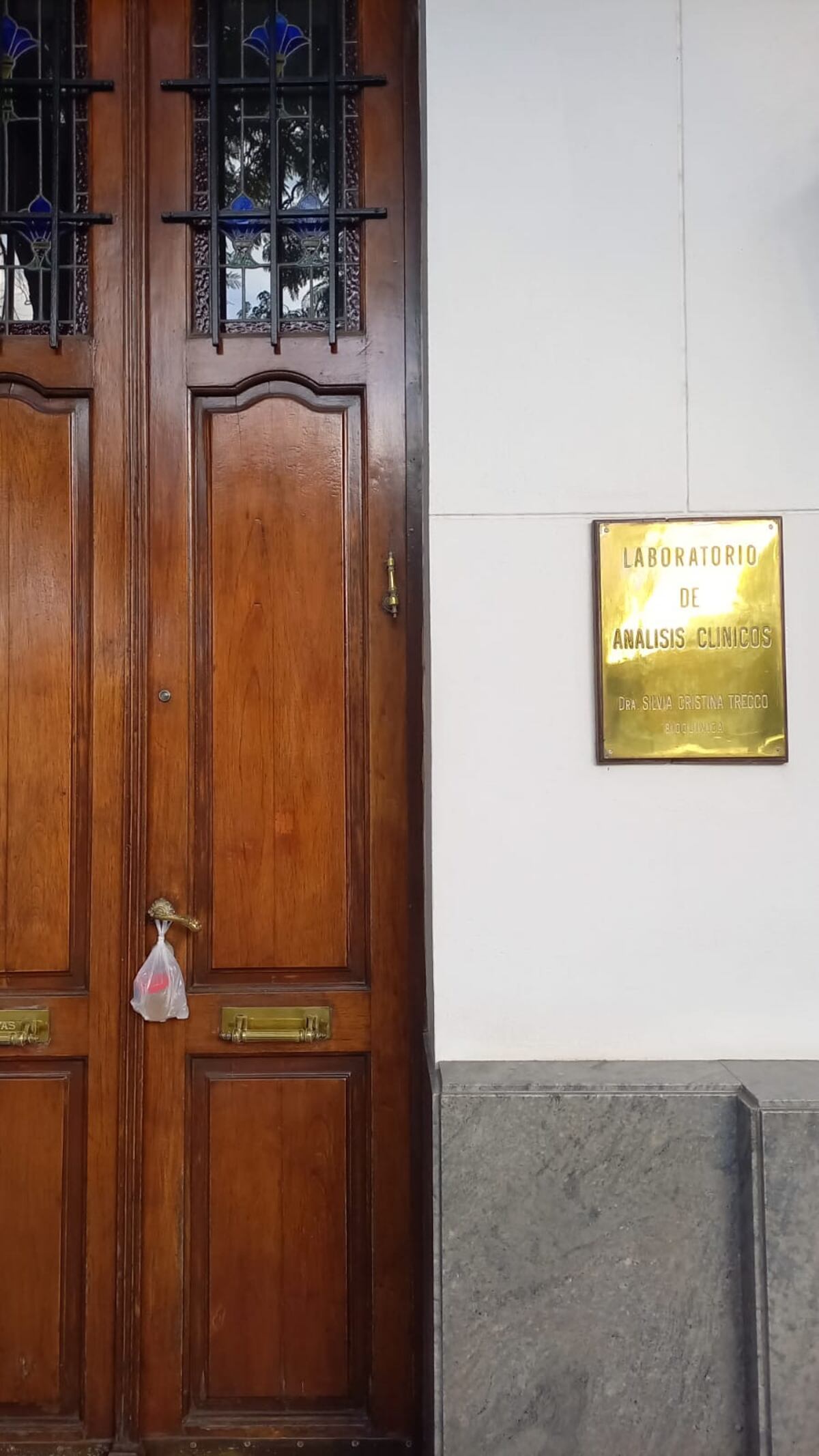 Los análisis dejados en el picaporte de un laboratorio: la foto de Villa María que se volvió viral en Twitter. (@sabvillarrealok)