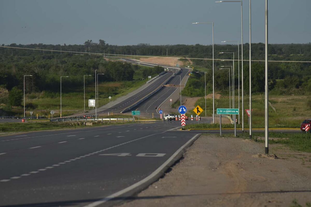 Nueva autovía de ruta provincial 5, entre Alta Gracia y Villa Ciudad de América, en el Valle de Paravachasca. (Facundo Luque / La Voz)