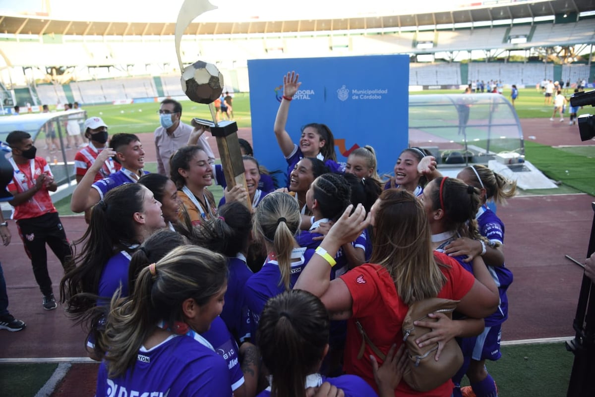 Instituto se quedó con la Copa Clásicos, luego de vencer a Racing. (La Voz / Facundo Luque)