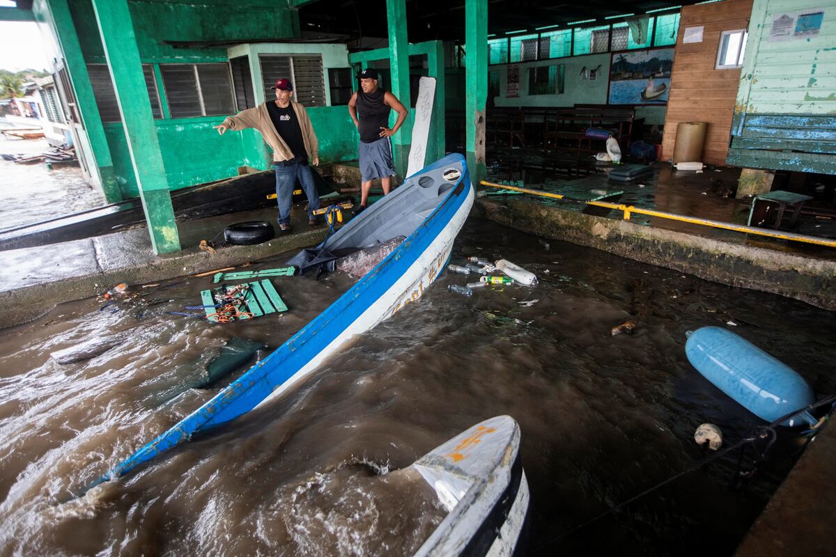 Labores de rescate tras el paso del huracán 'Julia' por Centroamérica.