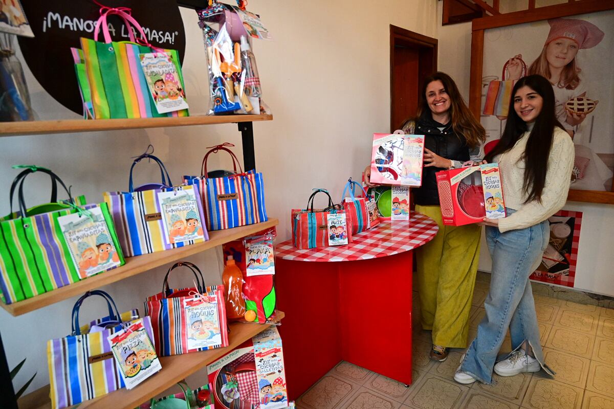 Paloma y Romina, del emprendimiento Manos a la Masa, en Villa María. (La Voz)