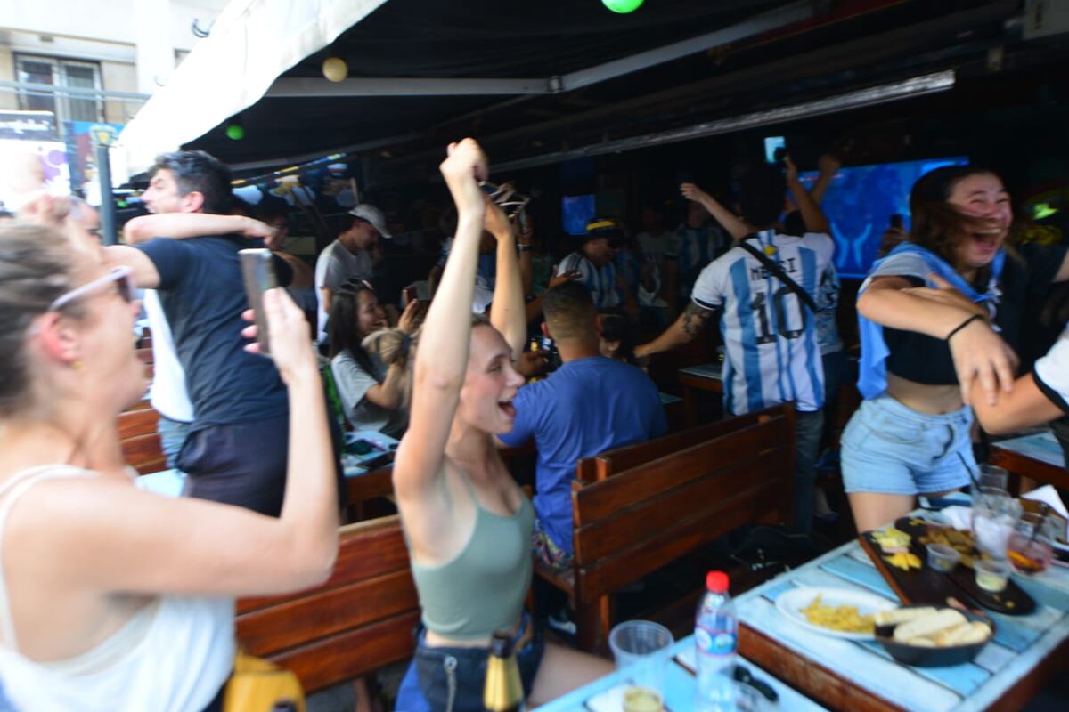 Nueva Córdoba. Así se gritaron los goles de Argentina contra Croacia. (Foto / Javier Ferreyra)