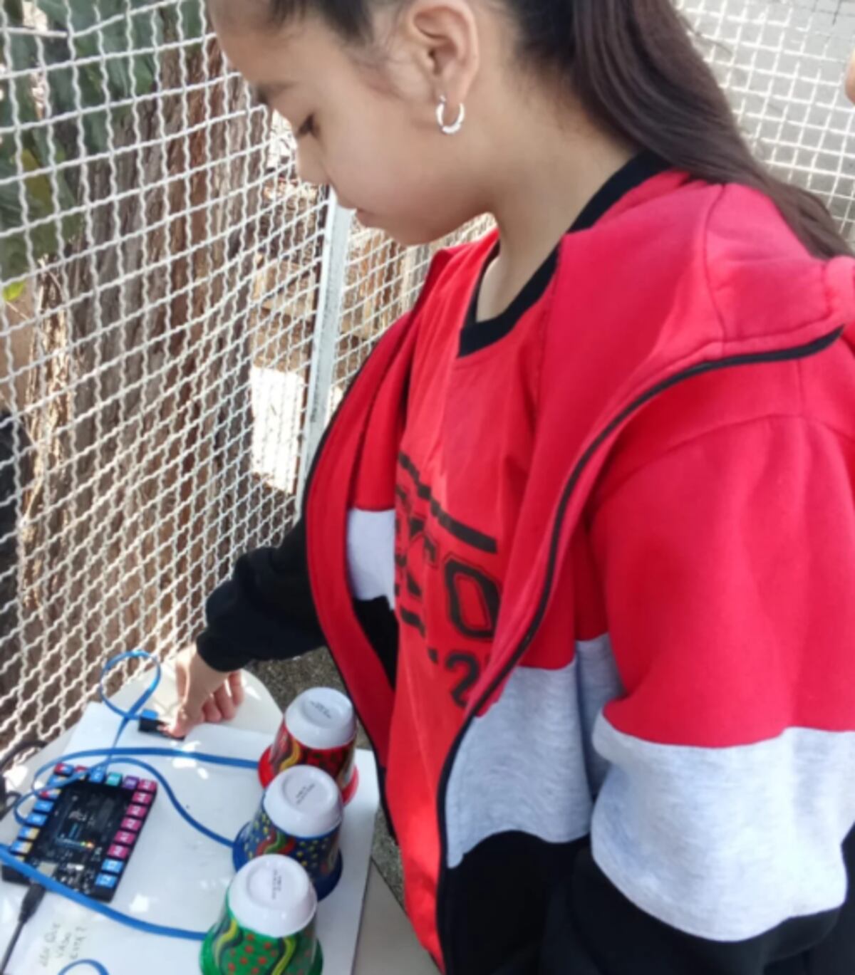 Una alumna disfruta de uno de los juegos al aire libre de la escuela.