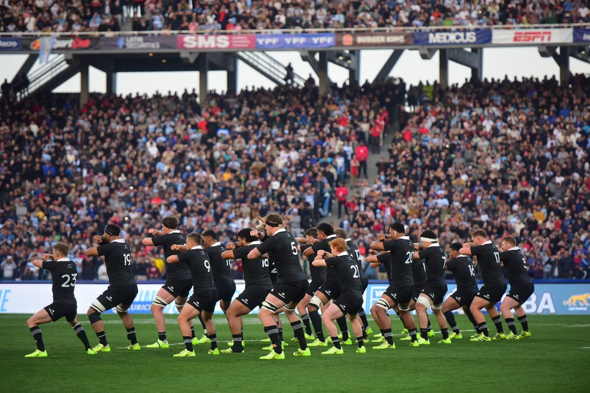 El momento del tradicional haka de All Blacks antes de enfrentar a Los Pumas en el estadio Mario Alberto Kempes. (Nicolás Bravo / La Voz)