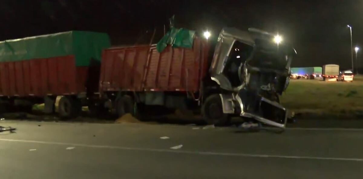 Un bebé de seis meses lucha por su vida tras un trágico choque en Rosario.