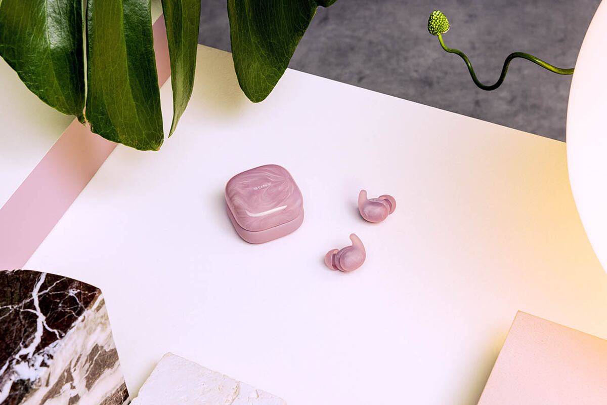 Se puede personalizar el estilo con accesorios opcionales: funda protectora
de silicona para auriculares LinkBuds Fit y la funda de silicona para estuche de
Auriculares LinkBuds Fit, disponibles en una variedad de colores.