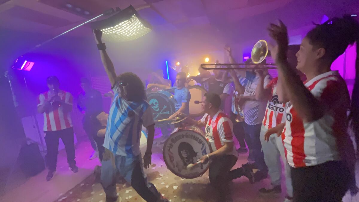 La Mona, feliz con los músicos de las hinchadas cordobesas.