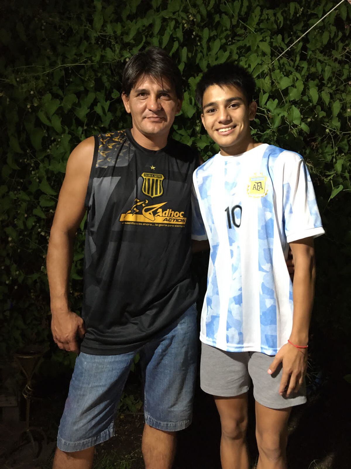 Emiliano Chiavassa y su papá Miguel Ángel, que jugó en Sportivo Belgrano.