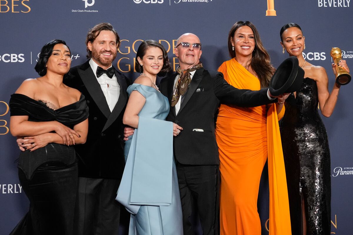El elenco y el director de "Emilia Pérez", con el premio a la mejor película musical o de comedia durante la 82ª edición de los Globos de Oro. (Foto AP/Chris Pizzello).