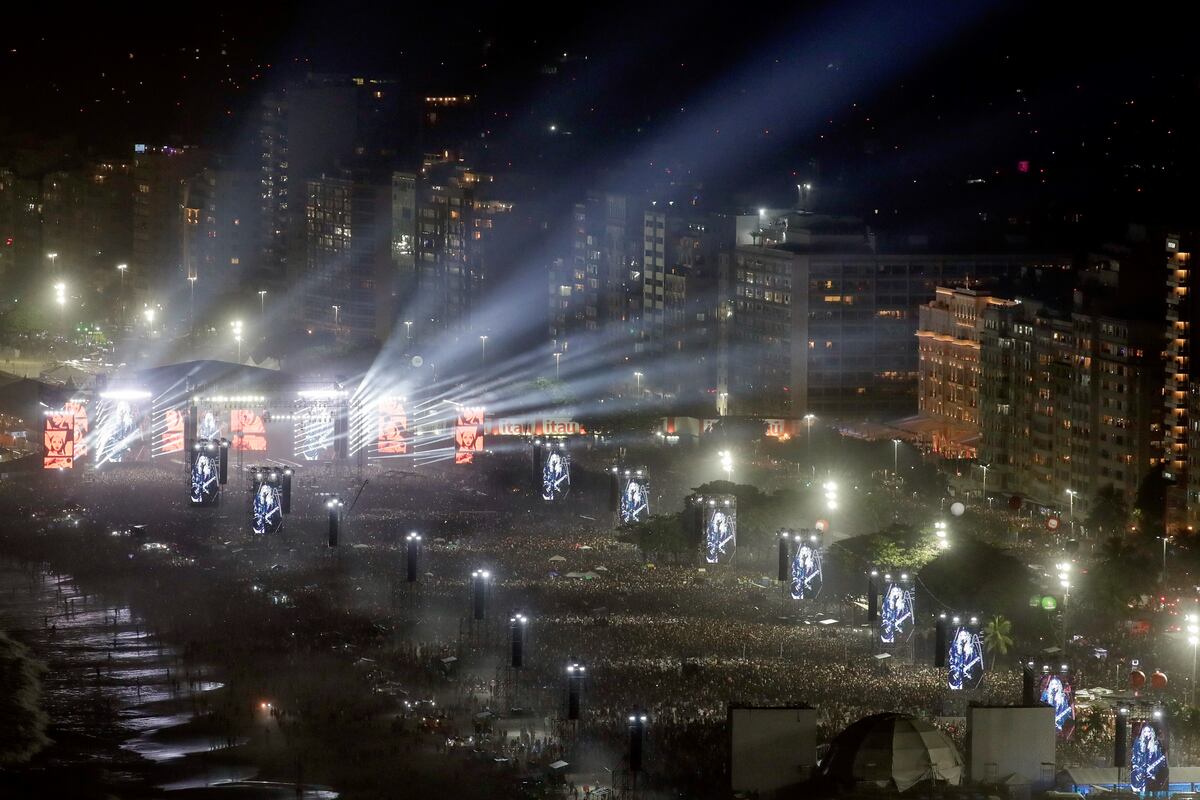 La multitud que acompañó a Madonna durante su show en Río de Janeiro. (AP)