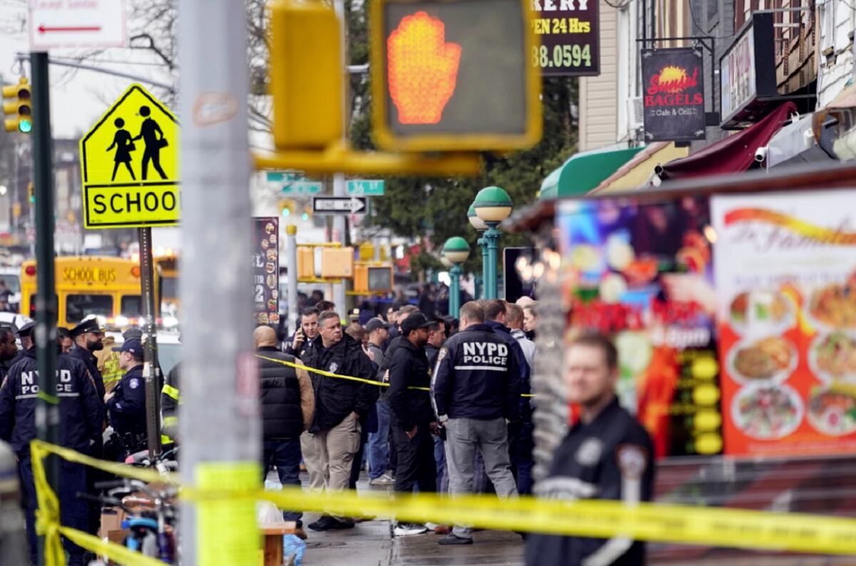 Tiroteo en el metro del barrio de Brooklyn, Nueva York. En la foto, el operativo de seguridad. (AP)