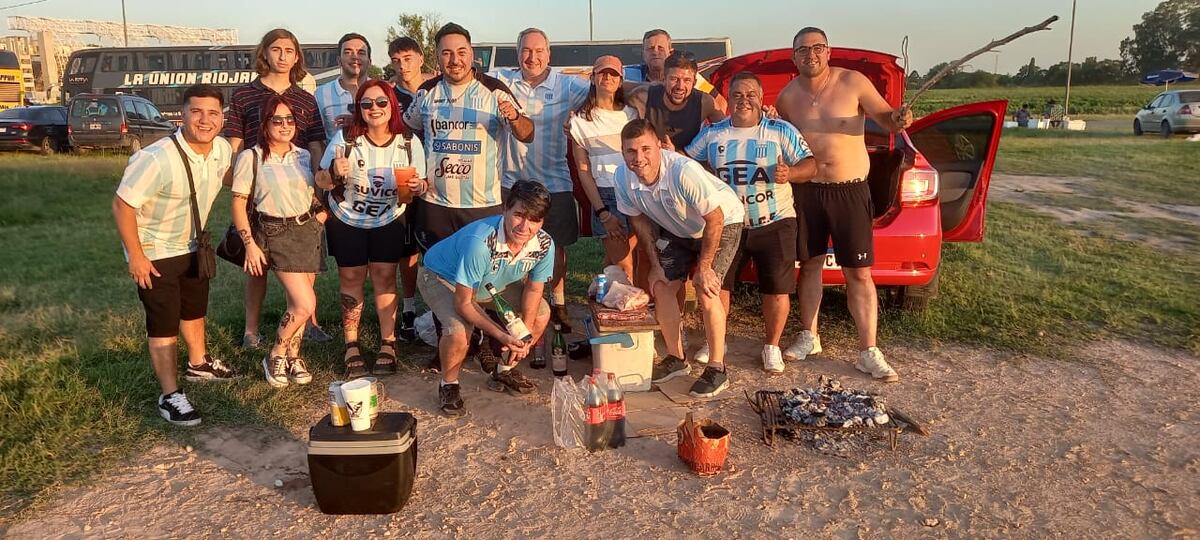 Un número importante de hinchas de Racing viajaron a San Nicolás para acompañar al equipo de Nueva Italia, que buscará dar el batacazo ante un rival de Liga Profesional. (Gentileza)