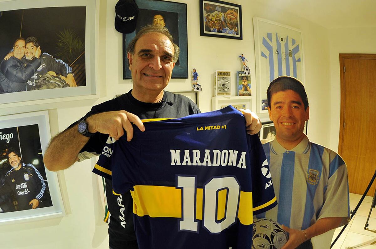 Alfredo Chaguri es contador y fanatico de Boca y de Diego Maradona a quien ha seguido por todo el mundo en mundilaes y en Boca y tiene diversos recuerdo con el y sobre a 10 meses de su muerte lo recuerda 23 septiembre 2021 foto Javier Ferreyra