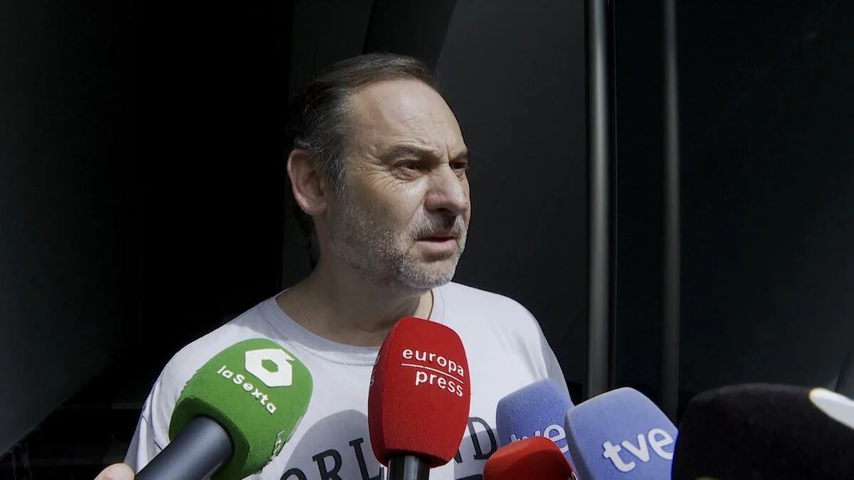 El exministro Ábalos habla con la prensa.