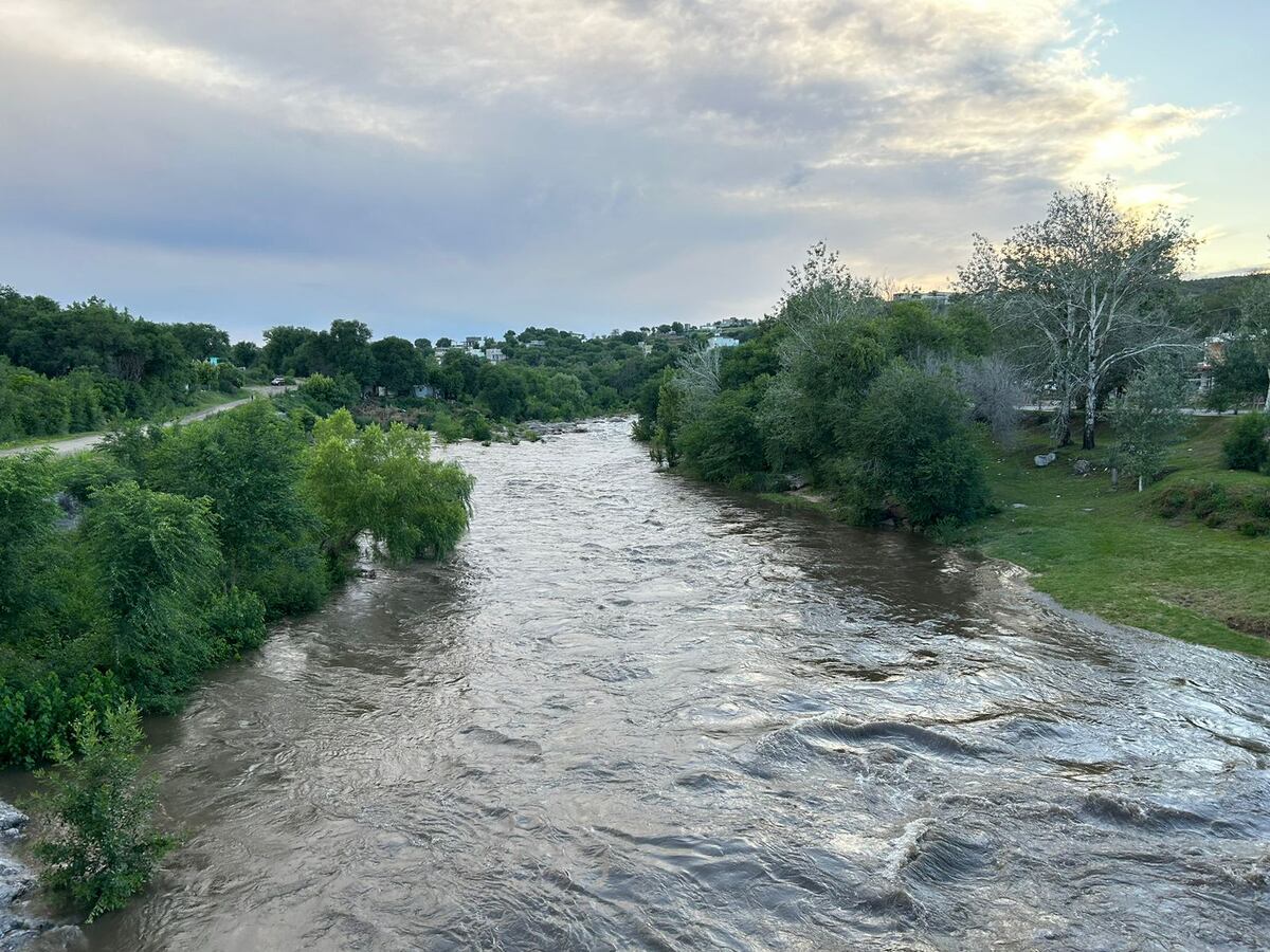 Personal policial y de rescate trabajó en el lugar para retirar el cuerpo y preservar la escena. (Río San Antonio).