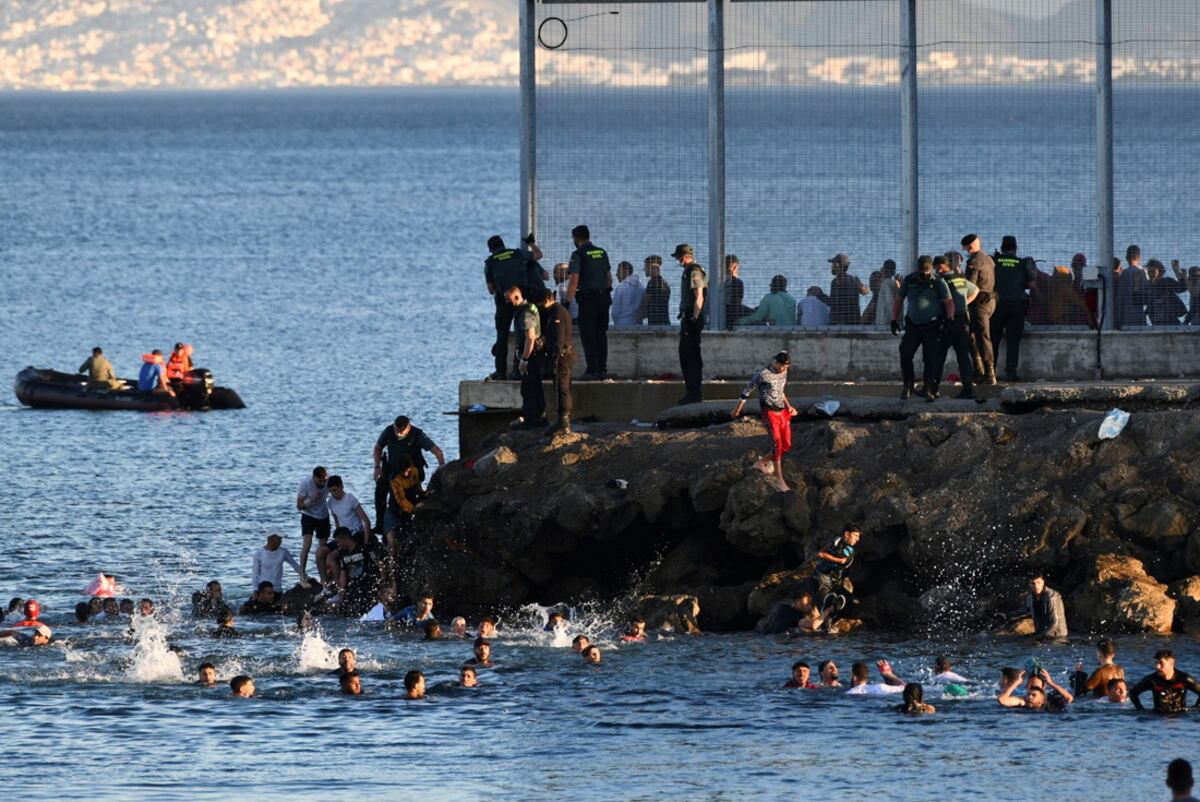 Alrededor de 6.000 personas habían
cruzado el martes por la mañana desde que comenzaron las primeras llegadas en la madrugada del lunes, incluidas 1.500 que se presume son adolescentes. (AP)