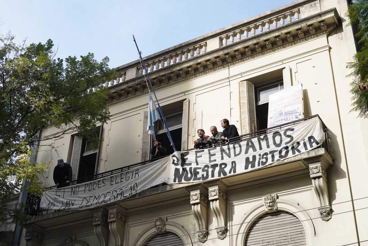 Detuvieron a Juan Grabois por atrincherarse en el Instituto Juan Domingo Perón, cerrado por el Gobierno